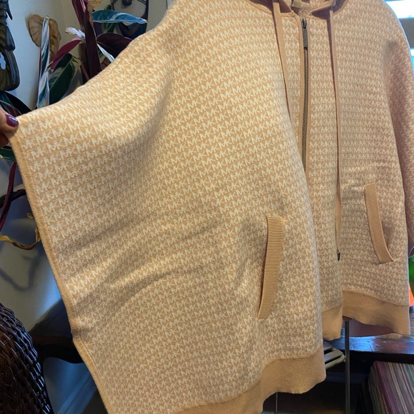 Michael Kors hooded poncho with pockets - Picture 4 of 8